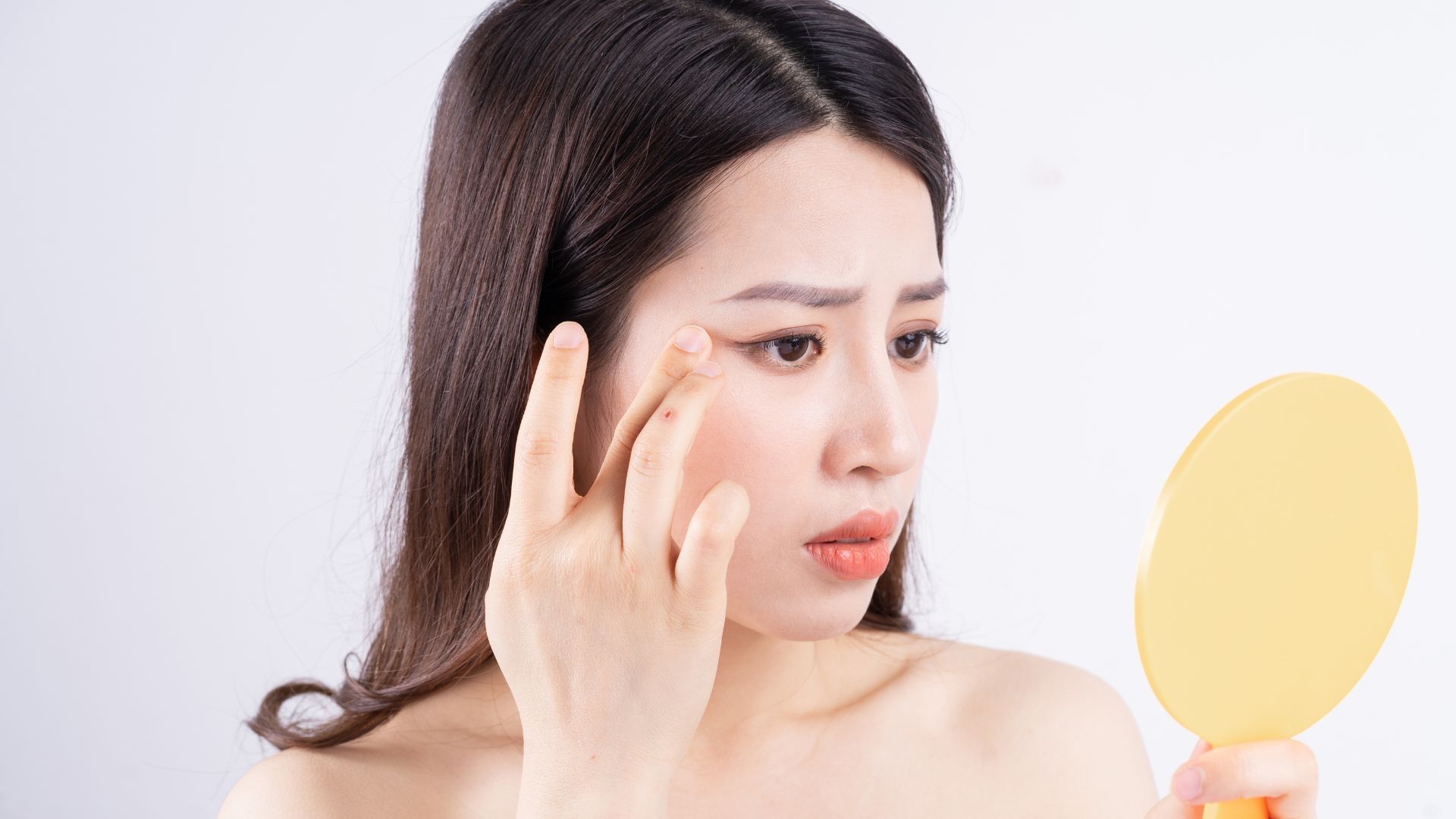 【目の下のクマ】クマができる原因と改善方法を紹介！